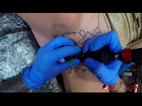 ❤️ Tsis tshua muaj tattooed hottie Sully Savage tau txais tattoo ntawm nws clitoris ❤️ porno ntawm hmn.hqpornvideos.ru% ☑